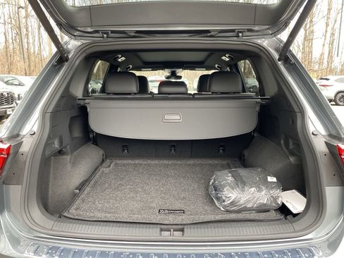 Used 2024 Volkswagen Tiguan SEL R-Line image 11