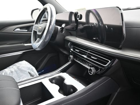 New 2026 Chevrolet Traverse LT w/ Sun and Wheel Package FWD image 34