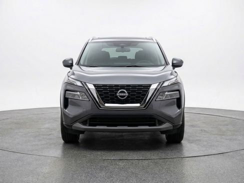Used 2025 Nissan Rogue SV image 2