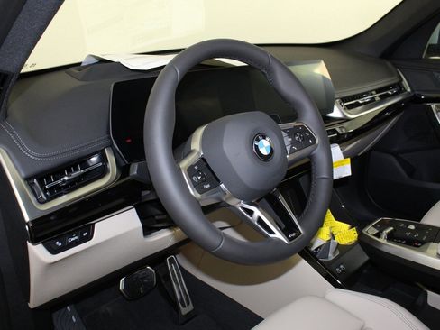 Used 2025 BMW X1 xDrive28i w/ Technology Package image 4