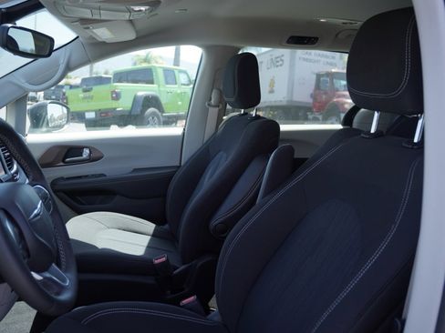 Used 2023 Chrysler Voyager LX image 25