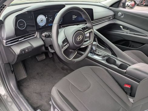Used 2025 Hyundai Elantra SEL FWD image 17