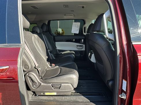 Used 2022 Kia Carnival SX image 24