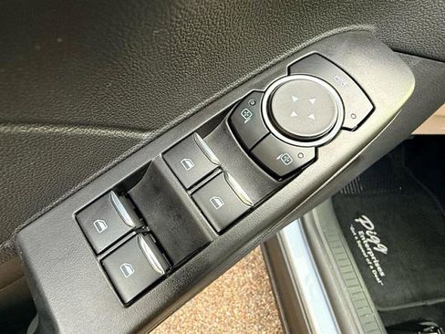 Used 2022 Ford Escape SE w/ SE Sport Appearance Package image 18