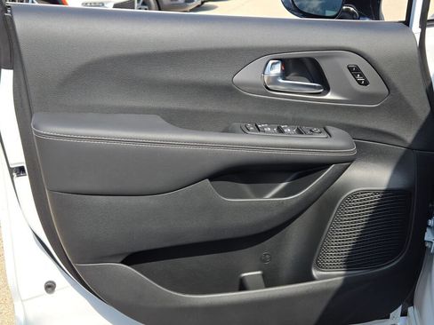 New 2026 Chrysler Pacifica Select FWD image 22