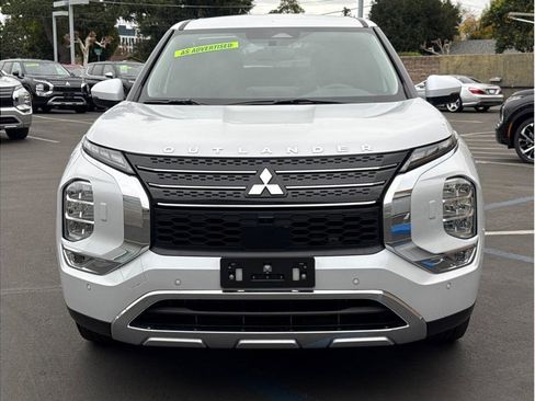 Used 2025 Mitsubishi Outlander SE AWD/4WD image 2