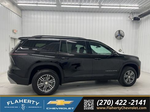 Used 2025 Chevrolet Traverse LT FWD image 2