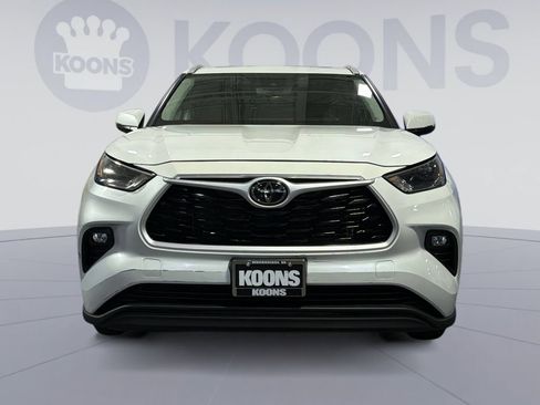 Used 2022 Toyota Highlander XLE AWD/4WD image 4