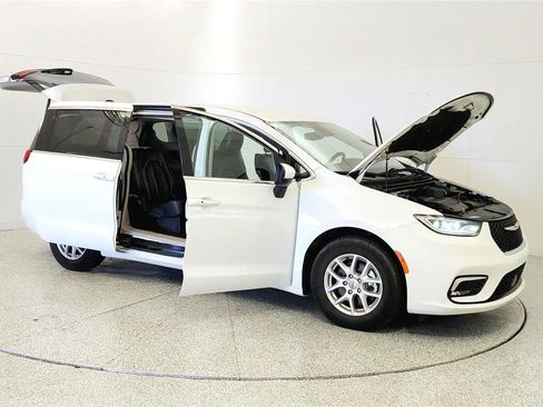Used 2023 Chrysler Pacifica Touring-L FWD image 9
