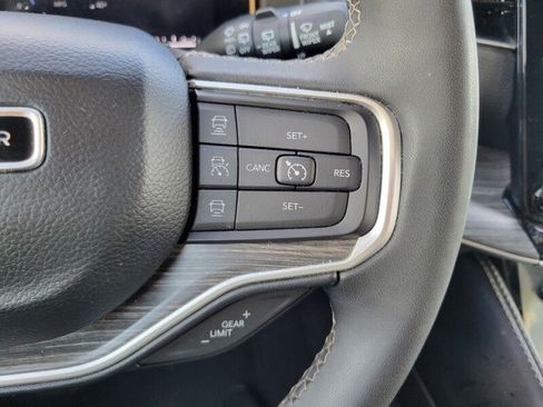 Used 2024 Jeep Wagoneer L Series II RWD image 12
