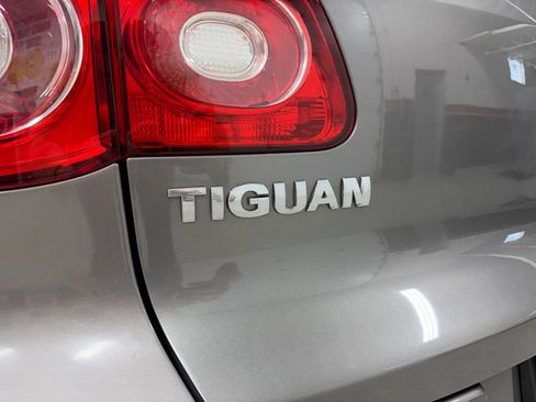 Used 2011 Volkswagen Tiguan S image 17