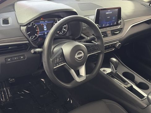 Used 2025 Nissan Altima 2.5 SV FWD image 11