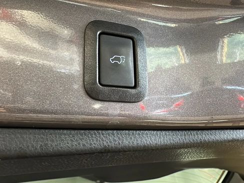 Used 2019 Toyota Highlander Plus AWD/4WD image 16