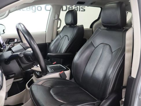 Used 2019 Chrysler Pacifica Limited FWD image 12
