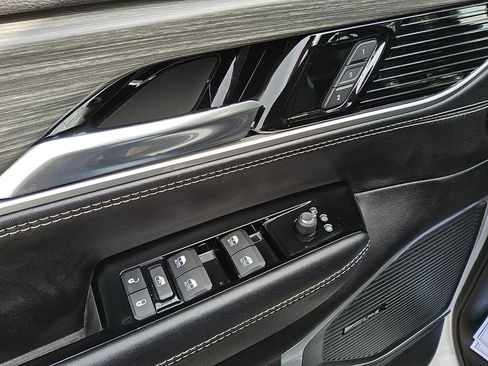 Used 2023 Jeep Wagoneer L Series II w/ Premium Group I image 18