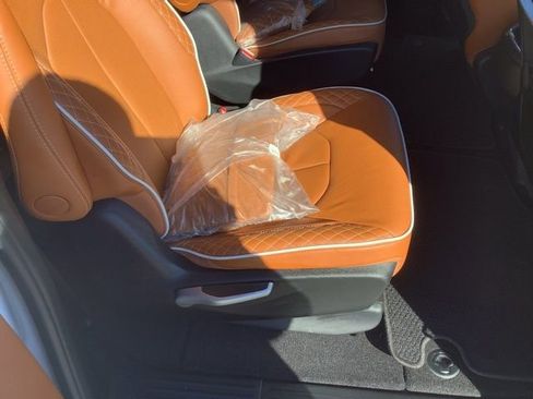 Used 2024 Chrysler Pacifica Pinnacle FWD image 13