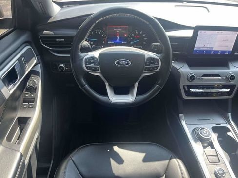 Used 2022 Ford Explorer XLT w/ Equipment Group 202A AWD/4WD image 17