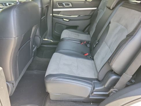 Used 2017 Ford Explorer XLT w/ Equipment Group 202A FWD image 8