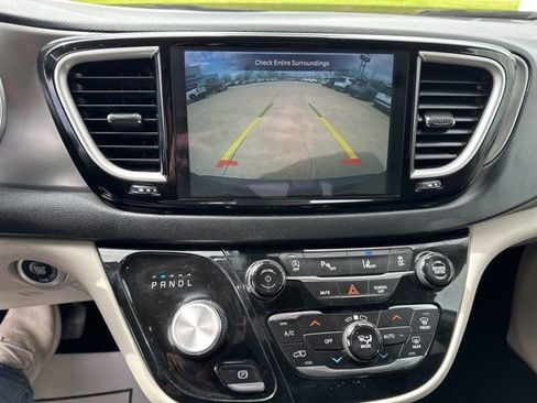 Used 2023 Chrysler Pacifica Touring-L FWD image 16
