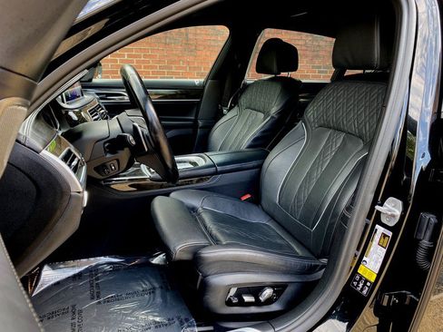 Used 2018 BMW 750i xDrive image 18