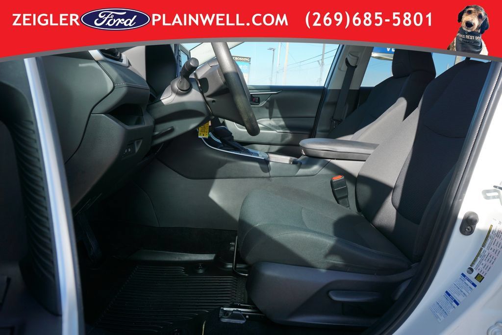Used 2022 Toyota RAV4 LE AWD/4WD image 16