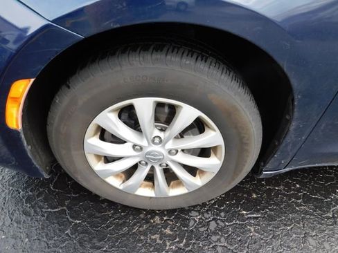 Used 2018 Chrysler Pacifica Touring-L image 4