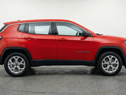 Used 2025 Jeep Compass Latitude AWD/4WD image 11