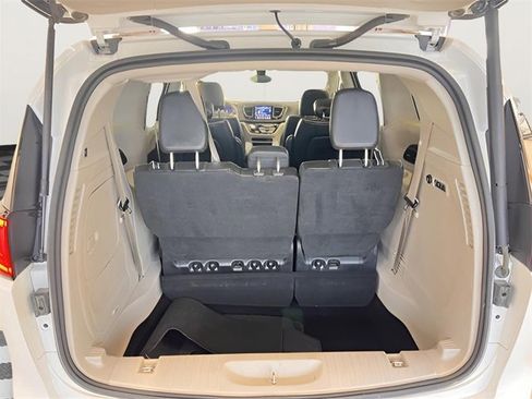 Used 2019 Chrysler Pacifica Limited image 36