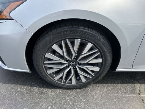 Used 2024 Nissan Altima 2.5 SV FWD image 10