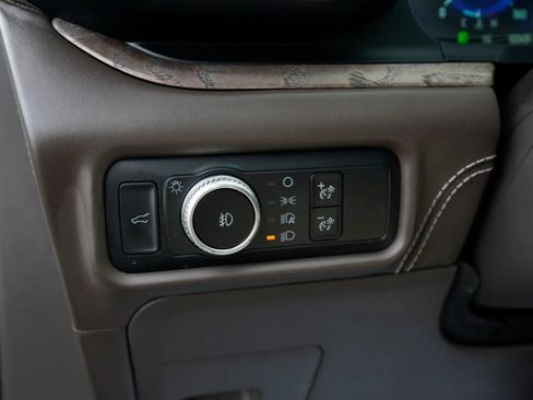 Used 2020 Ford Explorer Platinum w/ Premium Technology Package AWD/4WD image 23