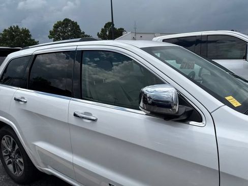 Used 2018 Jeep Grand Cherokee Overland AWD/4WD image 5