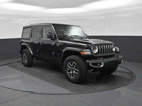 Used 2025 Jeep Wrangler Unlimited Sahara AWD/4WD image 2