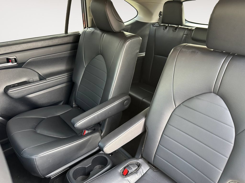 Used 2024 Toyota Highlander XLE AWD/4WD image 13
