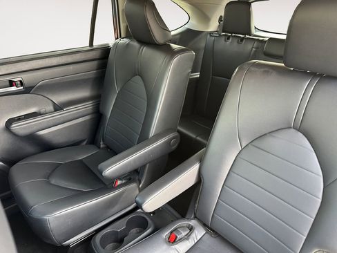 Used 2024 Toyota Highlander XLE AWD/4WD image 13