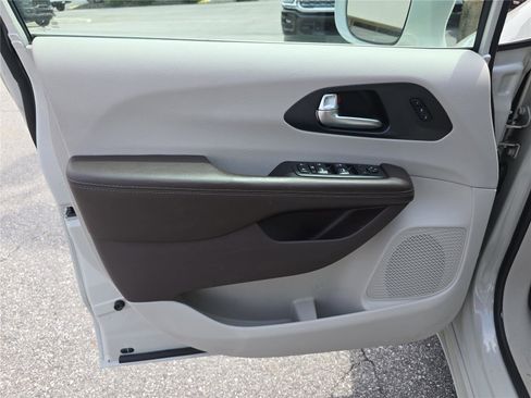 Used 2020 Chrysler Pacifica Touring-L FWD image 17