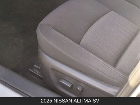 Used 2025 Nissan Altima 2.5 SV FWD image 15