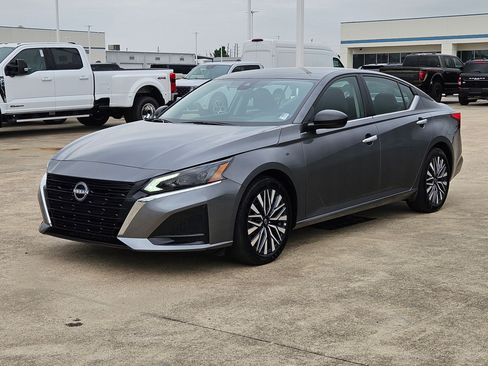 Used 2025 Nissan Altima 2.5 SV FWD image 10