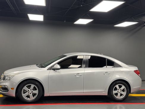 Used 2015 Chevrolet Cruze LT image 2