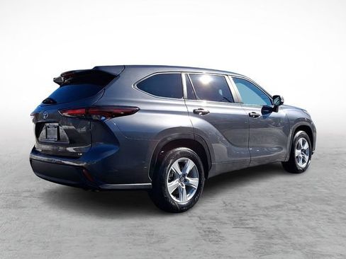 Used 2024 Toyota Highlander LE FWD image 6