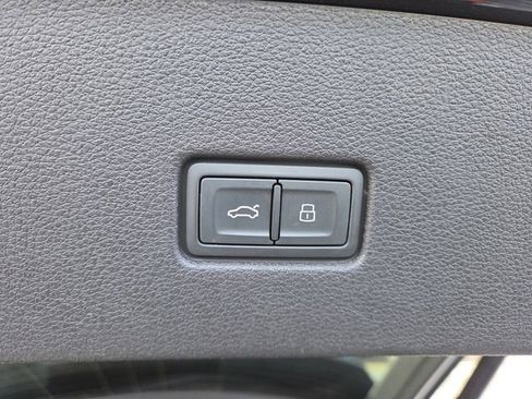 Used 2023 Audi Q8 Premium Plus image 17