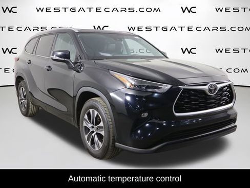 Used 2022 Toyota Highlander XLE FWD image 4