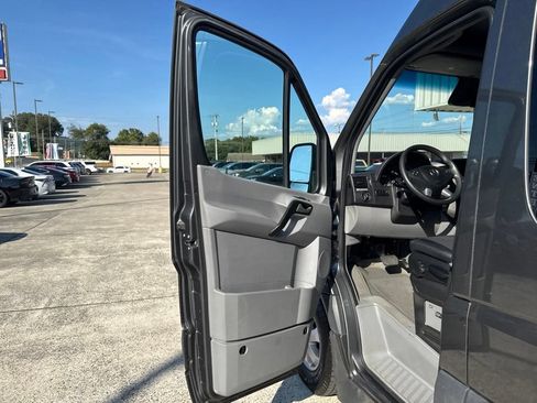 Used 2018 Mercedes-Benz Sprinter 2500 image 10