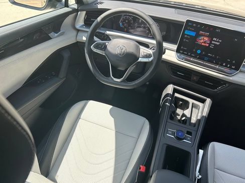New 2026 Volkswagen Tiguan SE FWD image 9