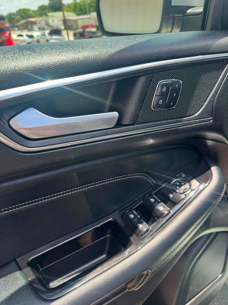 Used 2017 Ford Edge Titanium w/ Technology Package FWD image 9