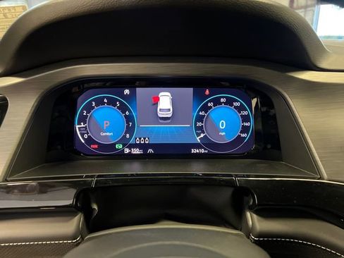 Certified 2025 Volkswagen Atlas Cross Sport SE FWD image 23