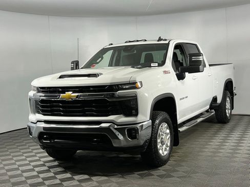 Used 2024 Chevrolet Silverado 3500 LT image 3