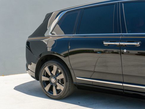 Used 2025 Rolls-Royce Cullinan image 32
