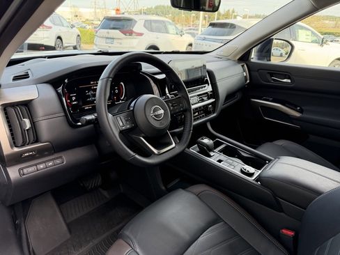 Used 2025 Nissan Pathfinder Platinum w/ Cargo Package image 16