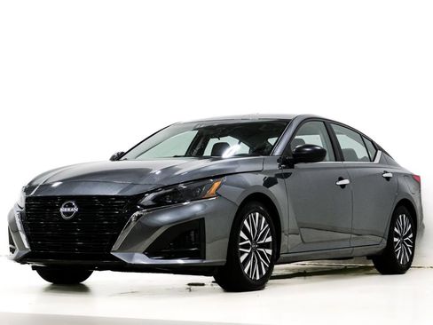 Used 2025 Nissan Altima 2.5 SV image 3