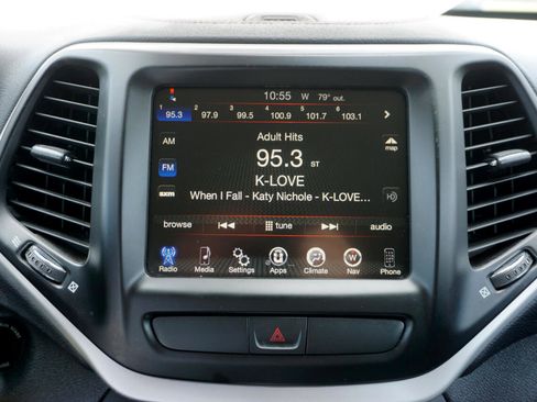 Used 2016 Jeep Cherokee Trailhawk image 11
